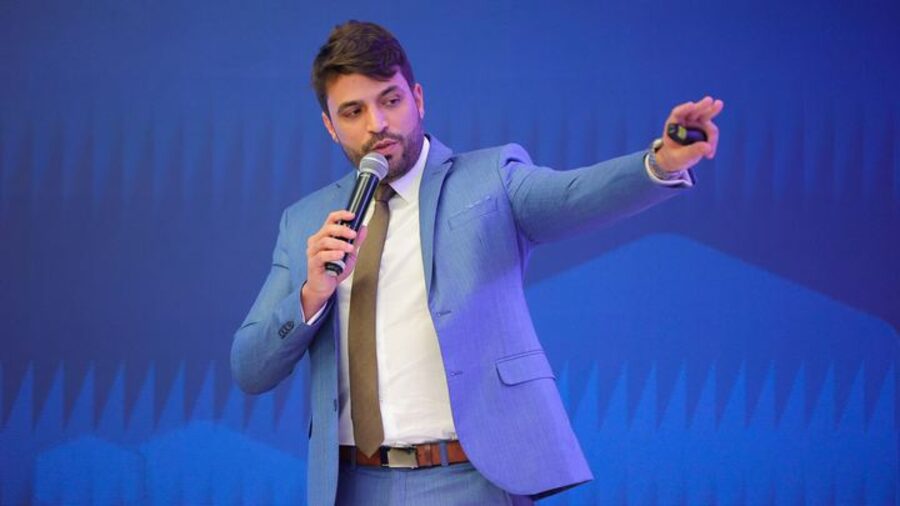 Victor Minaya em treinamento de equipes com participantes engajados