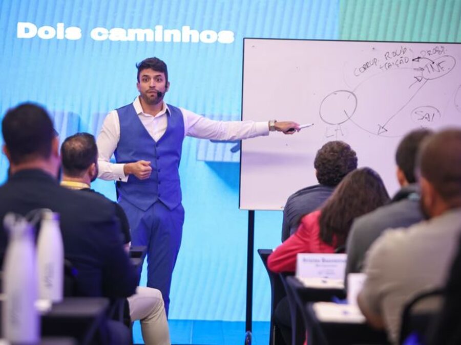 Victor Minaya conduzindo trabalho de consultoria empresarial com quadro de processos
