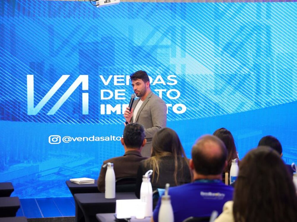 Victor Minaya no palco durante palestra da Vendas de Alto Impacto